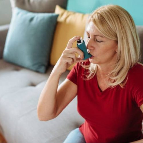 Asthma Patientin nutzt ein Asthmaspray