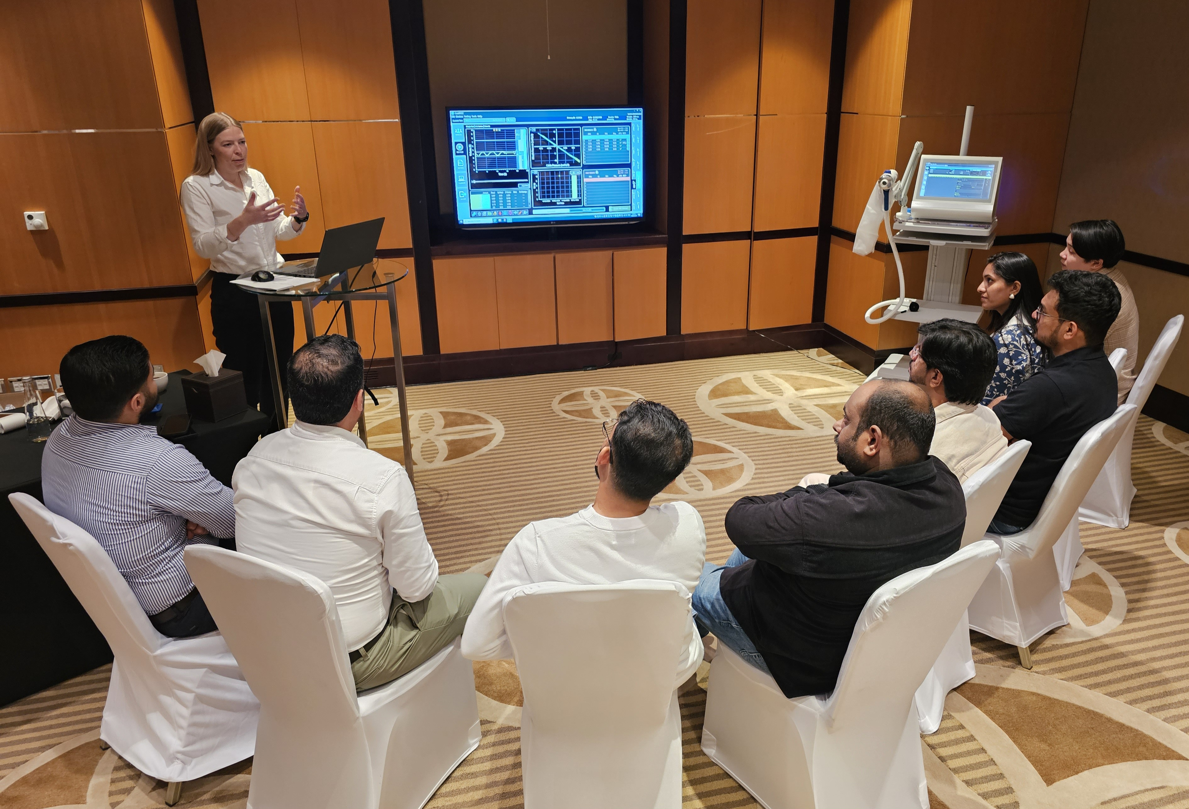 Ein Publikum lauscht gespannt einem Vortag einer Vitalograph-Fachexpertin.